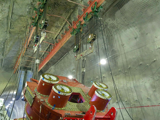 南京今明機械工程有限公司為中鐵山東李樓煤礦，定制4臺32t氣動葫蘆用于盾構(gòu)機組裝